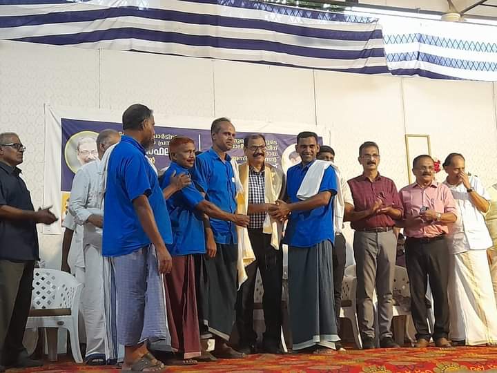 അരീക്കോട് ചുമട്ടു തൊഴിലാളികൾ ഷാൾ അണിയിച്ച് ആദരിക്കുന്നു