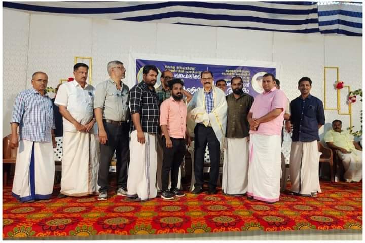 തച്ചെണ്ണ സ്പാർക്ക് ക്ലബ്ബ് ഭാരവാഹികൾ ഷാൾ അണിയിക്കുന്നു